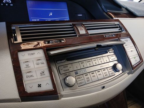 Used 2010 Toyota Avalon Limited image 19