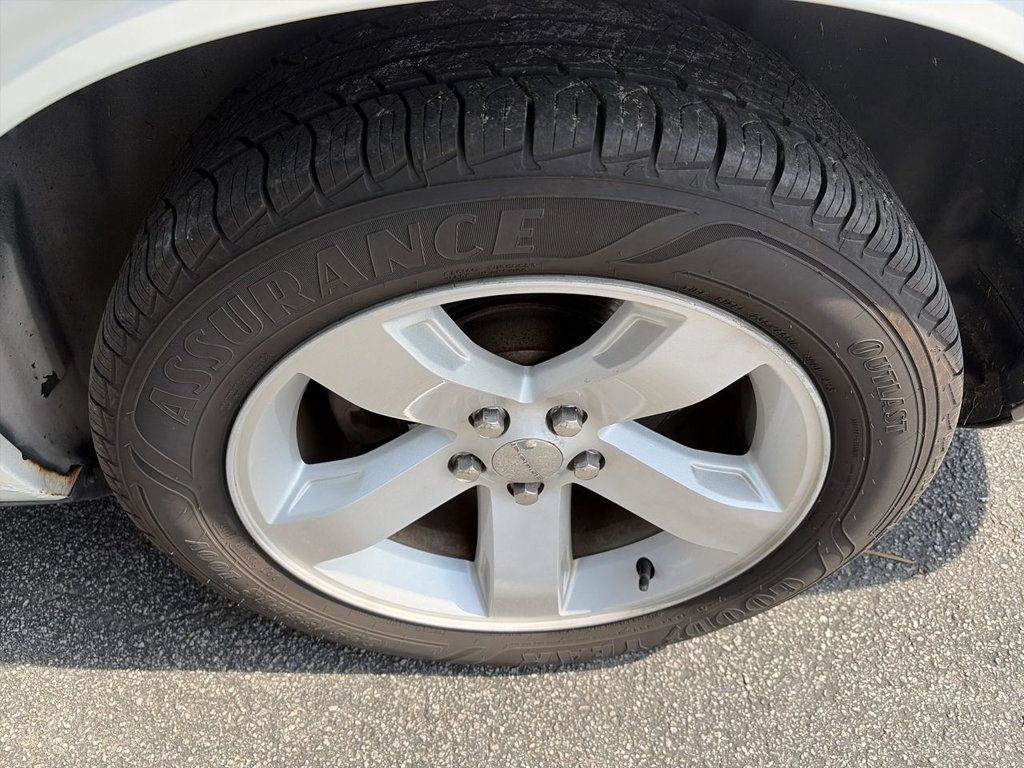 Used 2013 Dodge Challenger SXT RWD image 10
