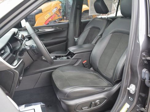 Used 2023 Jeep Grand Cherokee L Altitude image 10