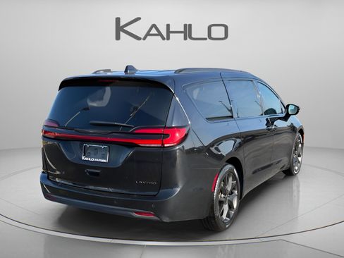 Used 2025 Chrysler Pacifica Limited FWD image 4