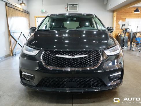 Used 2022 Chrysler Pacifica Touring-L image 2