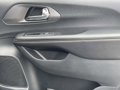 New 2026 Chrysler Pacifica Select FWD image 16