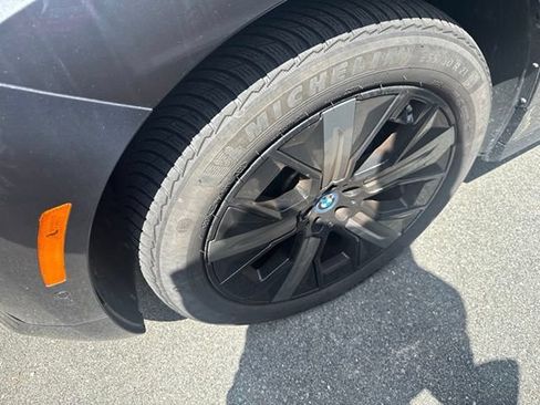 Used 2024 BMW iX xDrive50 w/ Premium Package AWD/4WD image 4
