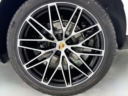 Certified 2026 Porsche Macan AWD/4WD image 32