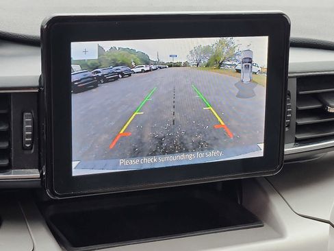 Used 2022 Ford Explorer XLT w/ Equipment Group 202A image 17