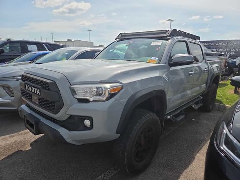 Used 2019 Toyota Tacoma TRD Off-Road AWD/4WD image 10