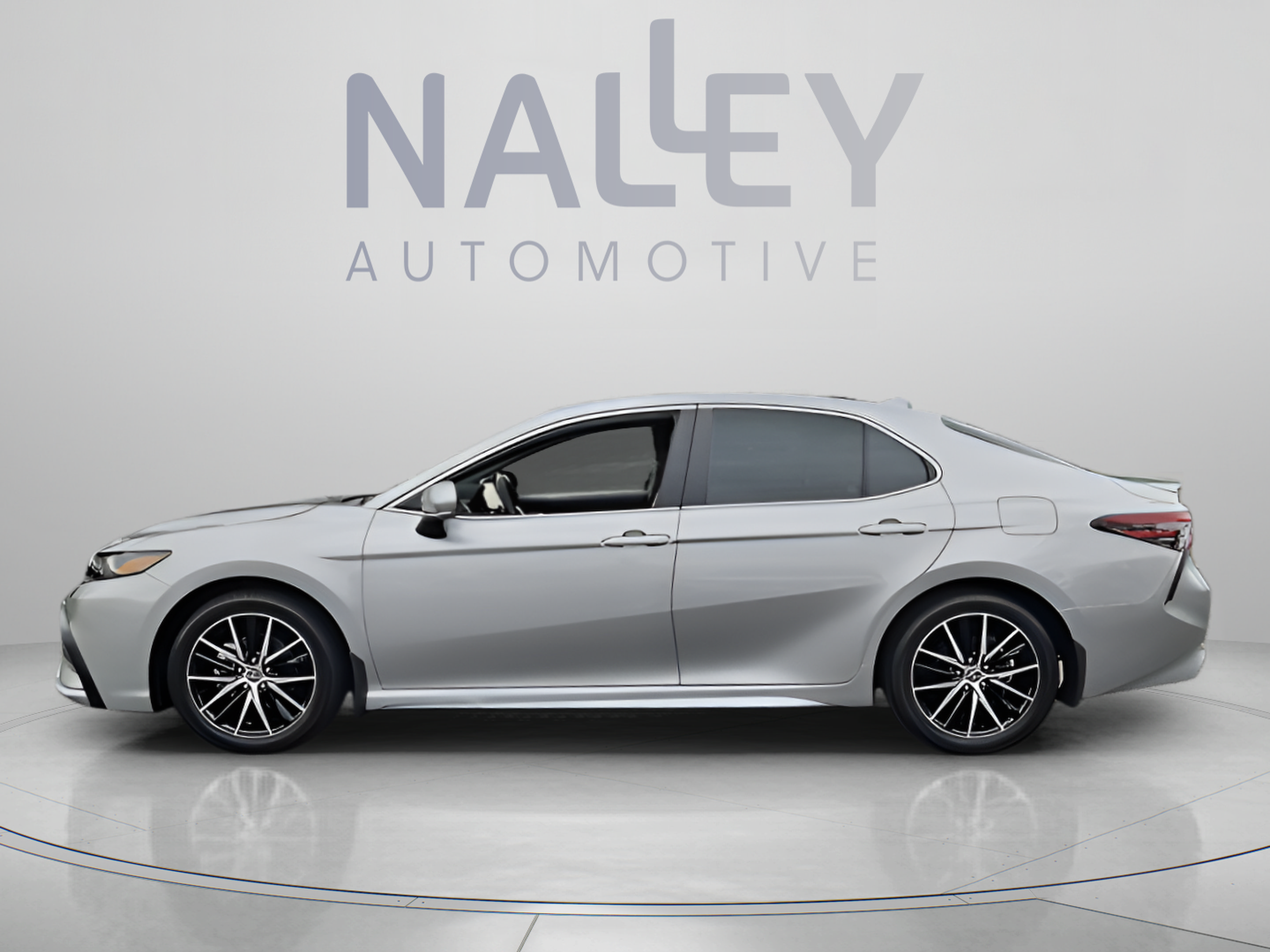 Used 2024 Toyota Camry SE AWD/4WD image 2