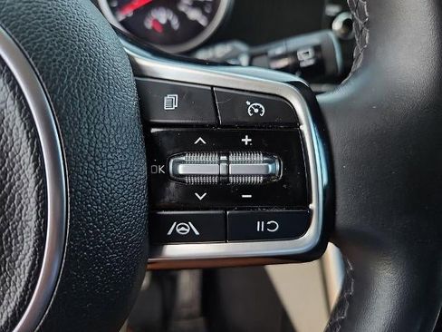 Used 2024 Kia Carnival LX FWD image 27