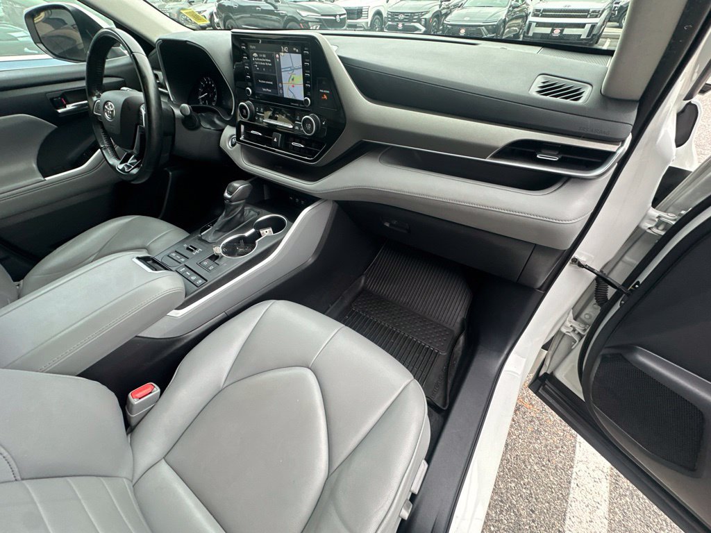 Used 2021 Toyota Highlander XLE AWD/4WD image 30