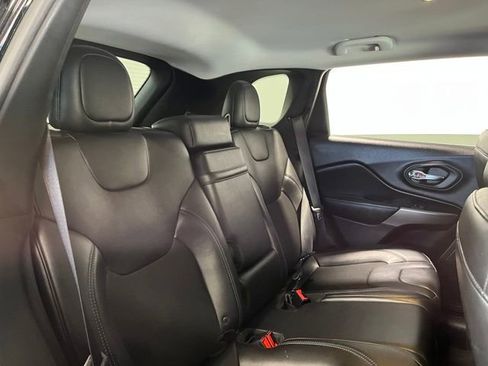 Used 2019 Jeep Cherokee Latitude Plus FWD image 13