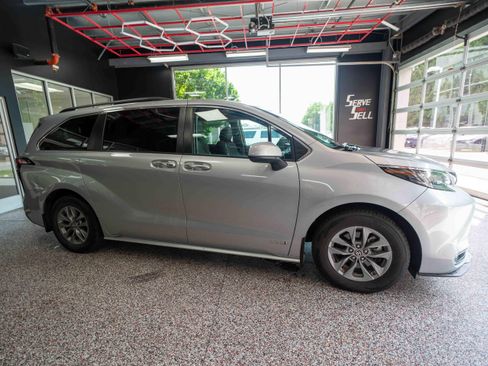 Used 2021 Toyota Sienna XLE AWD/4WD image 5