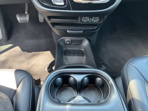 Used 2025 Chrysler Pacifica Select FWD image 43