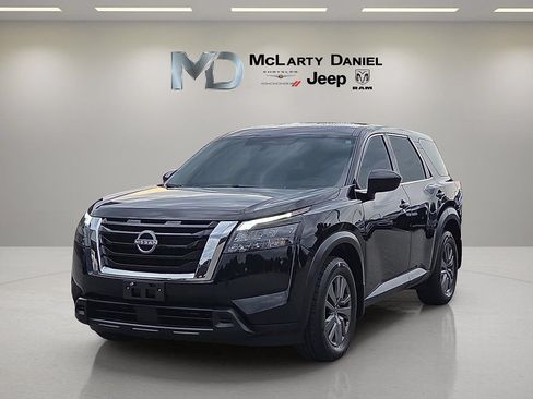 Used 2025 Nissan Pathfinder S FWD image 2