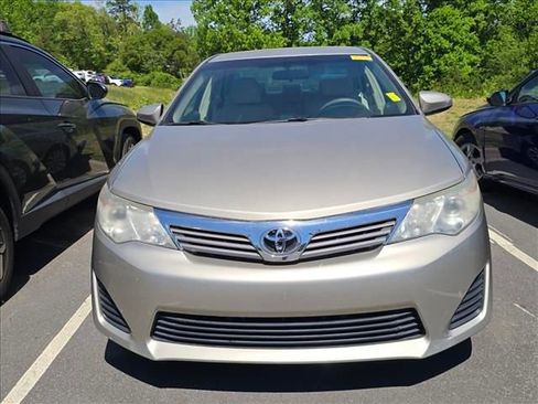 Used 2014 Toyota Camry L image 2