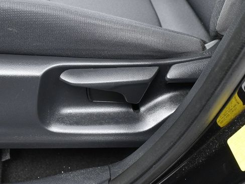 Used 2022 Toyota Corolla Cross LE w/ Moonroof Package FWD image 12