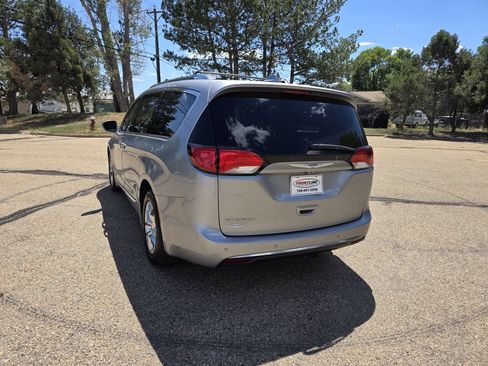 Used 2018 Chrysler Pacifica Limited FWD image 4