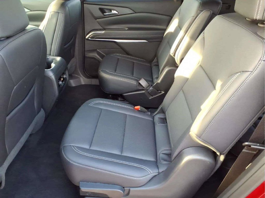 Used 2026 Chevrolet Traverse LT FWD image 12