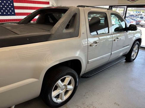 Used 2007 Chevrolet Avalanche LT image 12