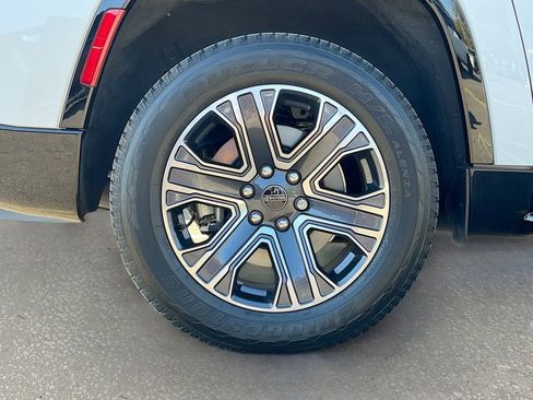 Certified 2025 Jeep Wagoneer L 4WD w/ HD Trailer Tow Package image 32