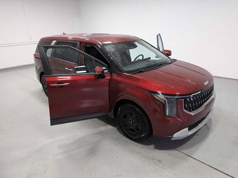 Used 2025 Kia Carnival FWD image 16
