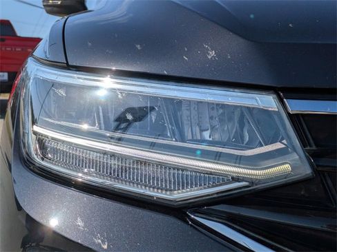 Used 2022 Volkswagen Tiguan SE R-Line image 11