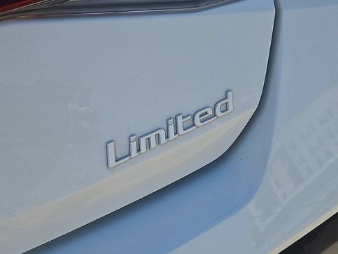 Used 2025 Hyundai Elantra Limited FWD image 12