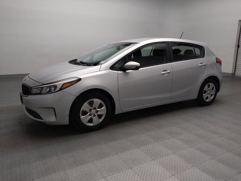 Used 2017 Kia Forte LX image 2