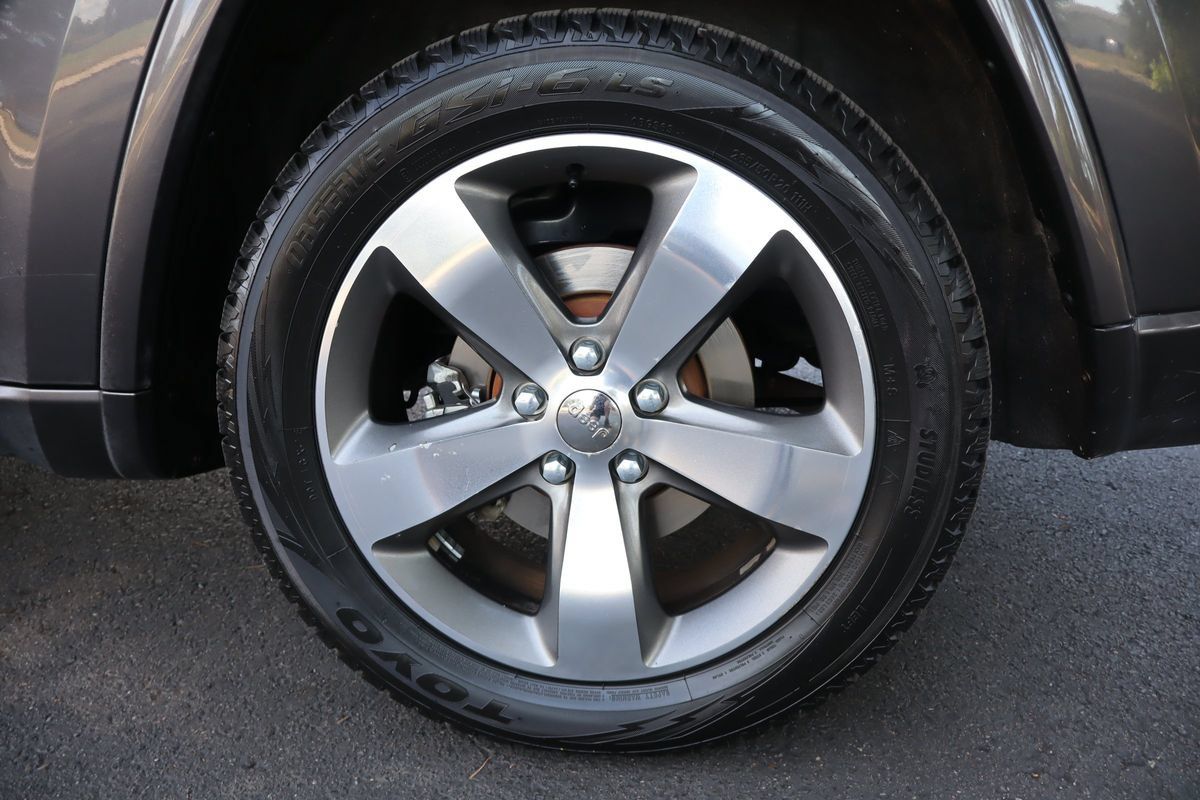 Used 2014 Jeep Grand Cherokee Overland w/ Advanced Technology Group AWD/4WD image 42