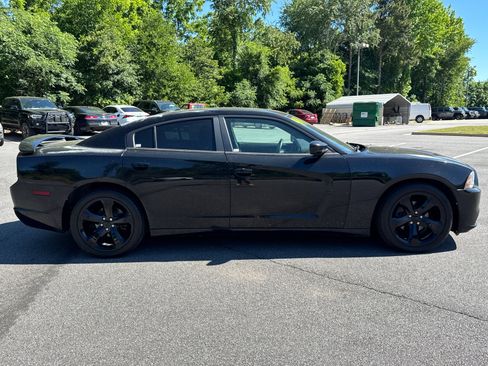 Used 2014 Dodge Charger SXT w/ Blacktop Package RWD image 4