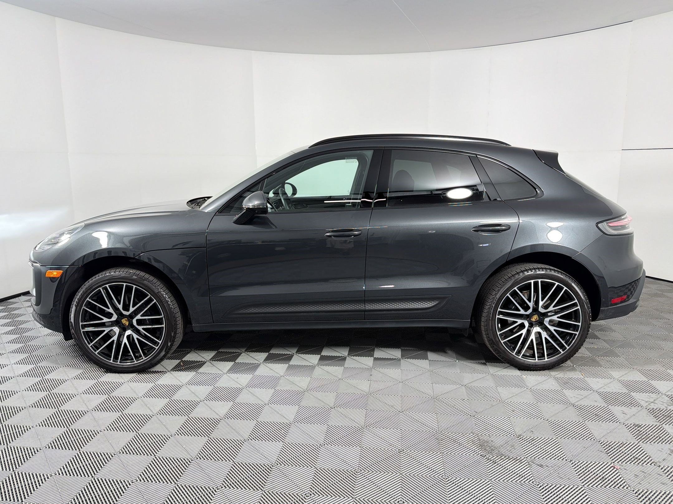Certified 2026 Porsche Macan AWD/4WD image 2