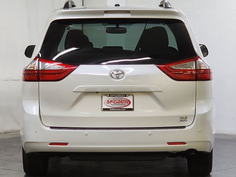 Used 2017 Toyota Sienna XLE Premium AWD/4WD image 6