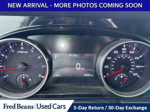 Used 2024 Kia Carnival EX FWD image 11