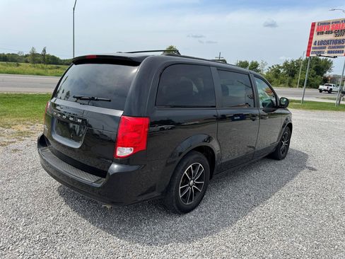 Used 2019 Dodge Grand Caravan SE FWD image 3