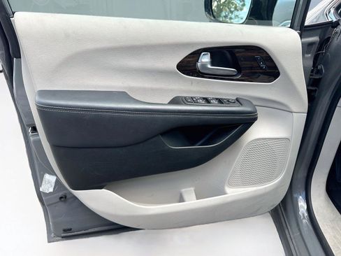 Used 2023 Chrysler Pacifica Limited FWD image 11