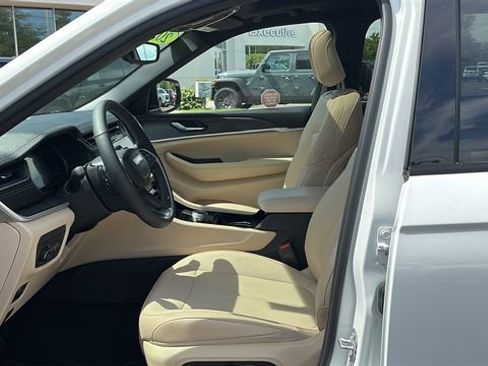 Used 2023 Jeep Grand Cherokee L Limited AWD/4WD image 10