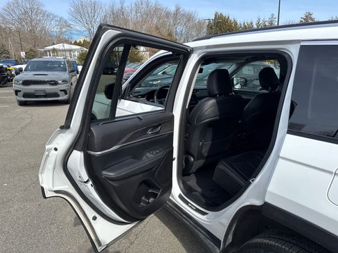 Used 2023 Jeep Grand Cherokee Limited w/ Luxury Tech Group II image 30