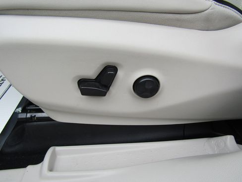 Used 2021 Chrysler Pacifica Limited w/ Uconnect Theater Family Group image 25