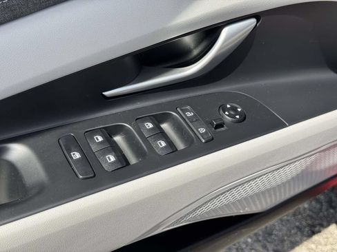 Certified 2025 Hyundai Elantra Limited FWD image 14
