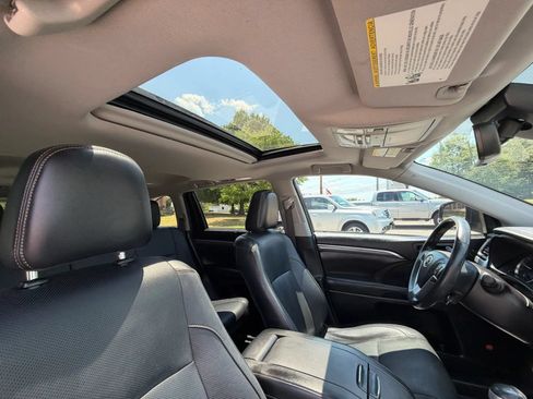 Used 2017 Toyota Highlander Limited AWD/4WD image 21