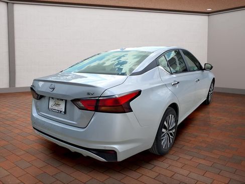Used 2024 Nissan Altima 2.5 SV FWD image 5