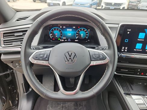 Used 2025 Volkswagen Atlas Cross Sport SE FWD image 16