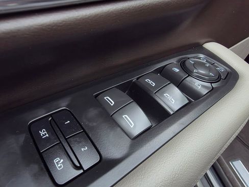 Used 2022 GMC Yukon SLT w/ SLT Premium Package AWD/4WD image 12