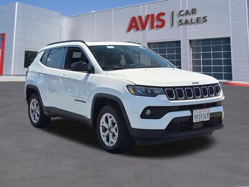 Used 2025 Jeep Compass Latitude w/ Sun & Sound Group AWD/4WD image 3