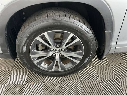 Used 2017 Toyota Highlander Plus AWD/4WD image 31