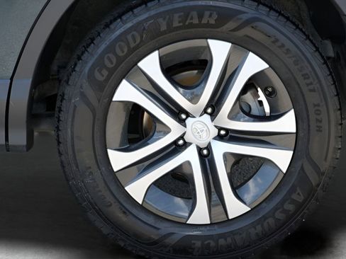 Used 2017 Toyota RAV4 LE FWD image 11