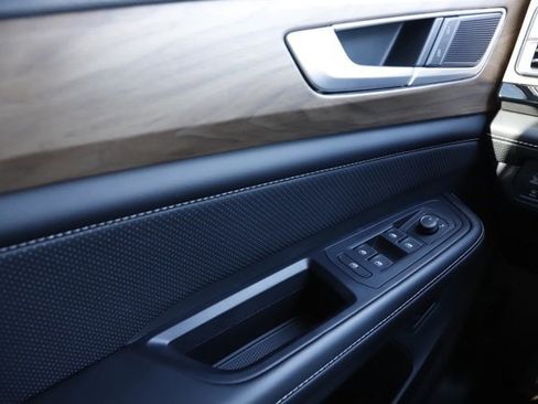 Used 2024 Volkswagen Atlas SE image 29