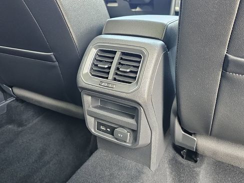 Used 2018 Volkswagen Tiguan SEL FWD image 23