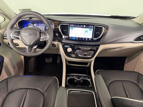 Used 2024 Chrysler Pacifica Limited image 12