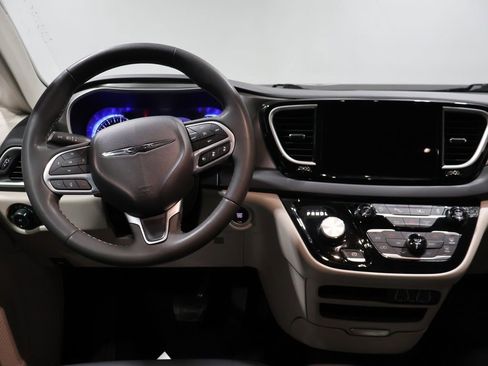 Used 2023 Chrysler Pacifica Touring-L image 18