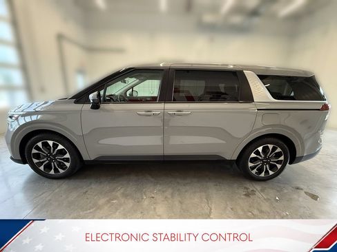 Used 2024 Kia Carnival EX FWD image 8